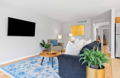 Fraser Condominio | Cozy 2BR Condo in Great Location | King Bed