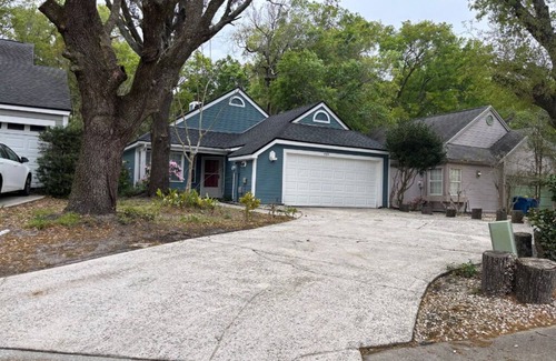 Arlington Casa | Cozy 2BR Getaway with Patio & Garage Near Shops, Dining & Highways!