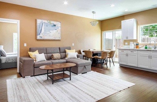 Thousand Oaks Casa | Cozy 2BR Home, Mountain Views, Pet Friendly