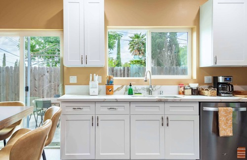 Thousand Oaks Casa | Cozy 2BR Home, Mountain Views, Pet Friendly