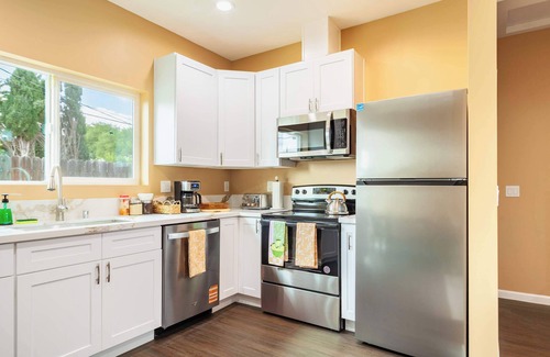 Thousand Oaks Casa | Cozy 2BR Home, Mountain Views, Pet Friendly