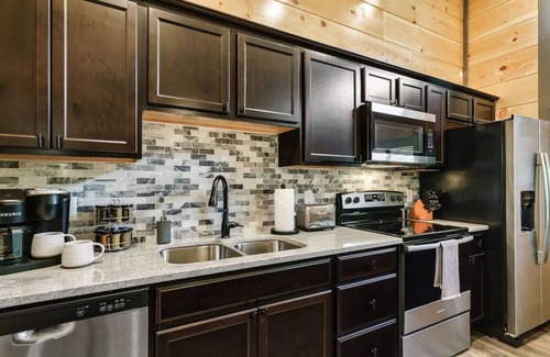 Sevierville Cabina | Cozy 2BR | HOT TUB | Pets Welcome!