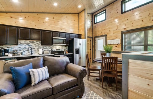 Sevierville Cabina | Cozy 2BR | HOT TUB | Pets Welcome!
