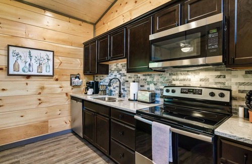 Sevierville Cabina | Cozy 2BR | HOT TUB | Pets Welcome!