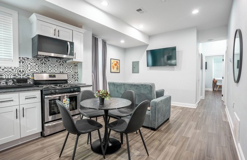 Garden Court Apartamento | Cozy 2BR Loft 2nd Floor Retreat/The Loft@Cedar Park Philadelphia