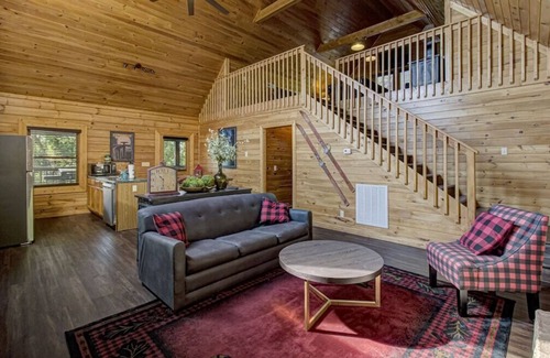 Sevierville Cabina | *Cozy 2BR + LOFT! Game Room HOT TUB! Arcade*