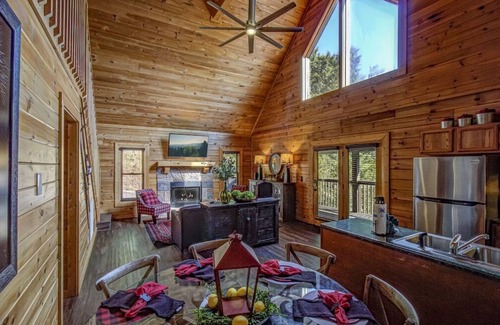 Sevierville Cabina | *Cozy 2BR + LOFT! Game Room HOT TUB! Arcade*