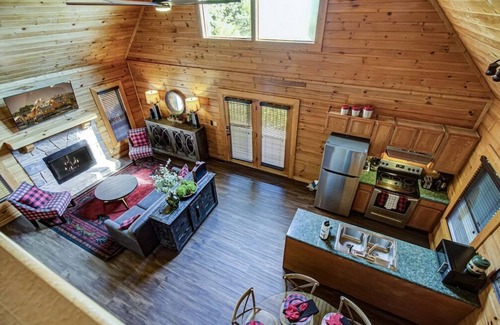 Sevierville Cabina | *Cozy 2BR + LOFT! Game Room HOT TUB! Arcade*
