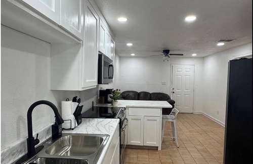 Texas Gulf Coast Casa | Cozy 2BR Near Downtown & Border