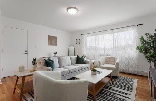 Des Plaines Apartamento | Cozy 2BR Near O Hare Free WiFi and Parking