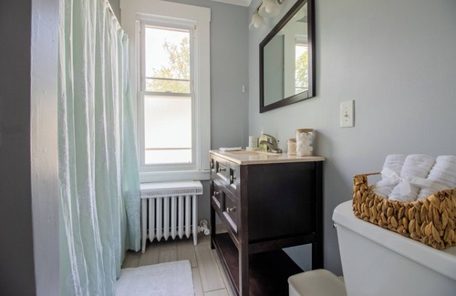 West Hartford Apartamento | Cozy 2BR Near West Hartford Center: Work & Relax