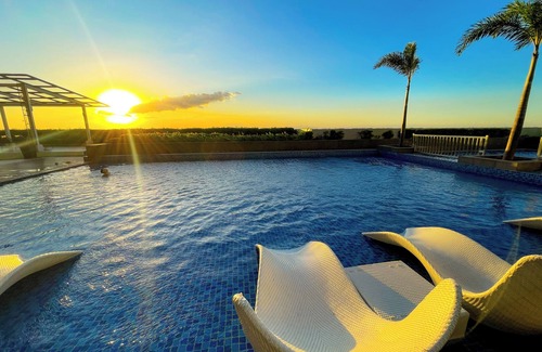 Tambo Apartamento | Cozy 2BR Suite near Airport and Okada, Solaire II Infinity Pool