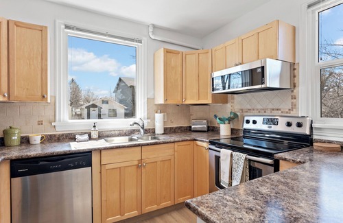 Saskatoon Downtown Casa | Cozy 2BR Suite Near U of S & River