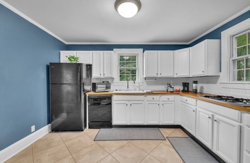 Charlotte Casa | Cozy 3/1 centrally located in the city. Perfect for families. Pet friendly!