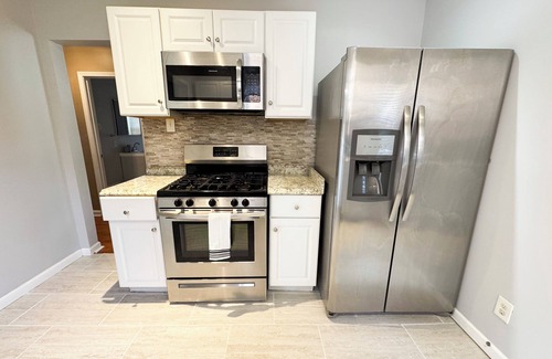 Detroit Casa | Cozy 3 Bed 15 Minutes from downtown! New Furniture
