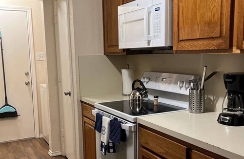 John T White Casa | Cozy 3 bed Home with Yard - Centrally Located - Minutes to Stadium