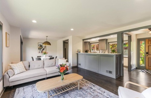 Portland Heights Casa | Cozy 3-bed house with Mt. St. Helens View in SW Hills Portland