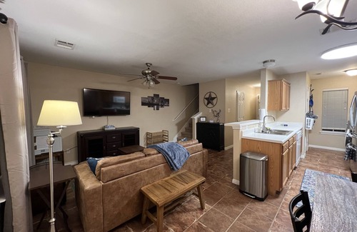 University Hills and Windsor Park Casa | Cozy 3-bed townhouse near Mueller and DT Austin