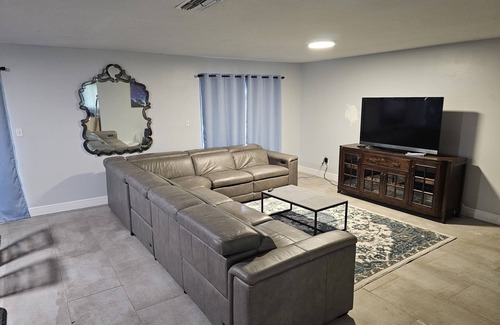 Williamsburg Casa | Cozy 3 bedrm house sitting in MIDDLE OF ALL THEME PARKS No Davenport I4 traffic.