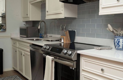 Neartown Apartamento | Cozy 3-bedroom 2 bathroom Apartment in Houston. Pool & Modern Comforts