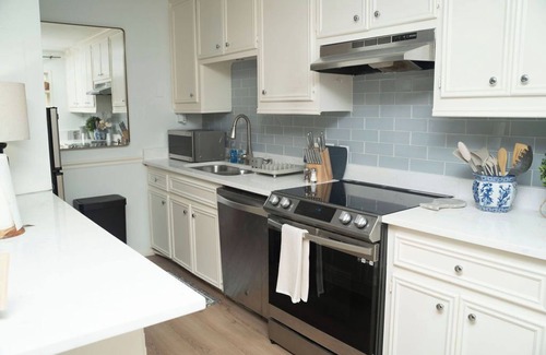 Neartown Apartamento | Cozy 3-bedroom 2 bathroom Apartment in Houston. Pool & Modern Comforts