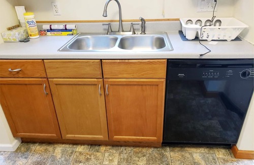 Eastpointe Casa | Cozy 3-bedroom, 4 car park home away from home
