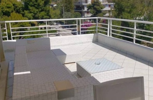 Kavouri Apartamento | Cozy 3 Bedroom apartment minutes away from the Athenian Riviera.