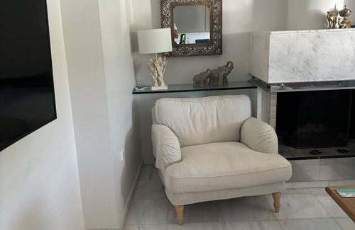 Kavouri Apartamento | Cozy 3 Bedroom apartment minutes away from the Athenian Riviera.