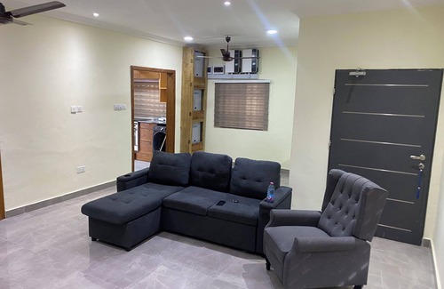 Kasoa Apartamento | Cozy 3-bedroom apartment in Kasoa with AC, WiFi, water heater, solar power