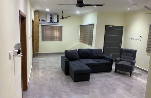 Kasoa Apartamento | Cozy 3-bedroom apartment in Kasoa with AC, WiFi, water heater, solar power