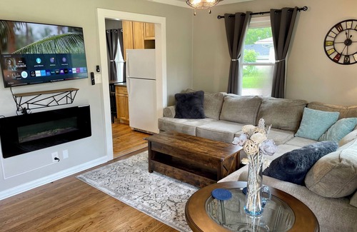 Pontiac Casa | Cozy 3 bedroom Bungalow near Auburn Hills