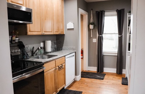 Pontiac Casa | Cozy 3 bedroom Bungalow near Auburn Hills