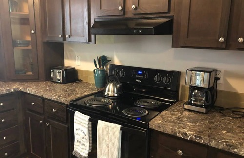 Candler Cabina | Cozy 3-bedroom cabin in welcoming Candler with WiFi, AC