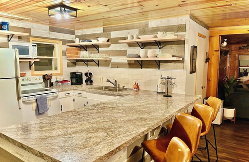 Lansing Township Cabina | Cozy 3-bedroom cabin - sleeps 10- HOT TUB- river view
