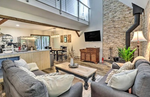 Long Pond Cabina | Cozy 3-bedroom cabin in enchanting Long Pond with Hottub, WiFi