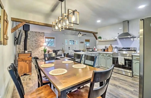 Long Pond Cabina | Cozy 3-bedroom cabin in enchanting Long Pond with Hottub, WiFi