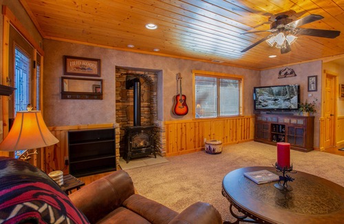 Peter Pan Cabina | Cozy 3-bedroom cabin with indoor fireplace minutes from the slopes