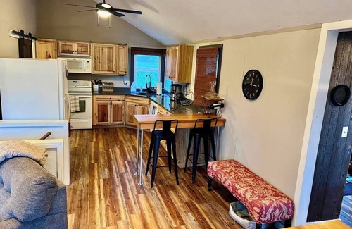Gilford Chalet De Esquí | Cozy 3-bedroom chalet in charming Gilford with Hot Tub!