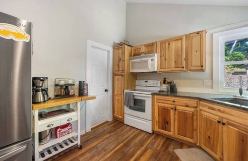 Gilford Chalet De Esquí | Cozy 3-bedroom chalet in charming Gilford with Hot Tub!