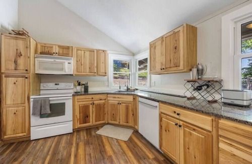Gilford Chalet De Esquí | Cozy 3-bedroom chalet in charming Gilford with Hot Tub!