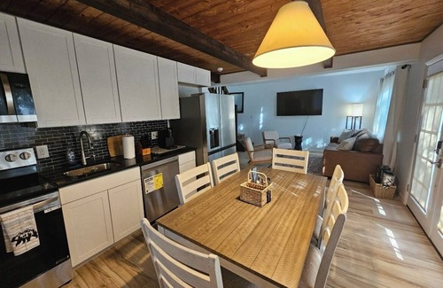Tobyhanna Chalet De Esquí | Cozy 3-bedroom chalet in Tobyhanna/Mt Poconos w wifi come “Rewind & Relax”