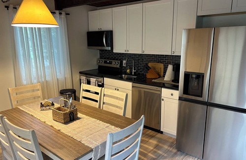Tobyhanna Chalet De Esquí | Cozy 3-bedroom chalet in Tobyhanna/Mt Poconos w wifi come “Rewind & Relax”