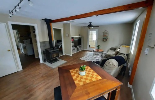 Thompson Okanagan Cabaña | Cozy 3 bedroom cottage in the woods