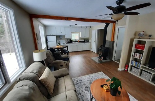 Thompson Okanagan Cabaña | Cozy 3 bedroom cottage in the woods