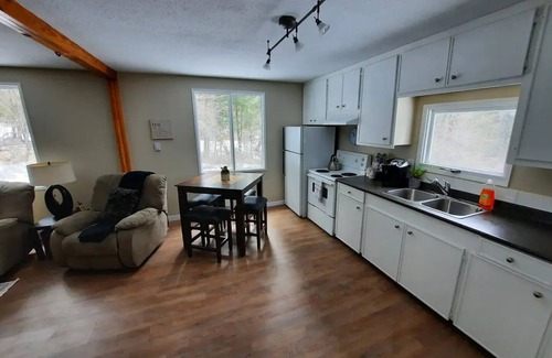 Thompson Okanagan Cabaña | Cozy 3 bedroom cottage in the woods