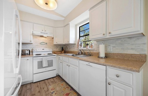 Sanibel Cabaña | Cozy 3-bedroom cottage in beautiful Sanibel with AC, WiFi, and private deck
