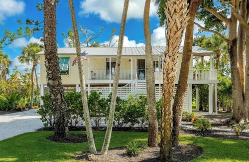 Sanibel Cabaña | Cozy 3-bedroom cottage in beautiful Sanibel with AC, WiFi, and private deck