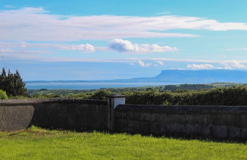 Sligo Casa | Cozy 3 Bedroom Cottage with Scenic Ocean and Mountain Views