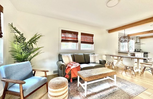 Erie Casa | Cozy 3 Bedroom Cottage Your Home Away From Home.