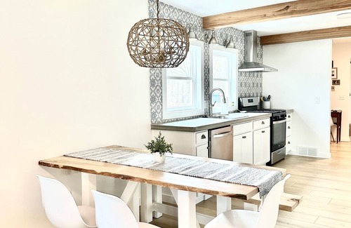 Erie Casa | Cozy 3 Bedroom Cottage Your Home Away From Home.